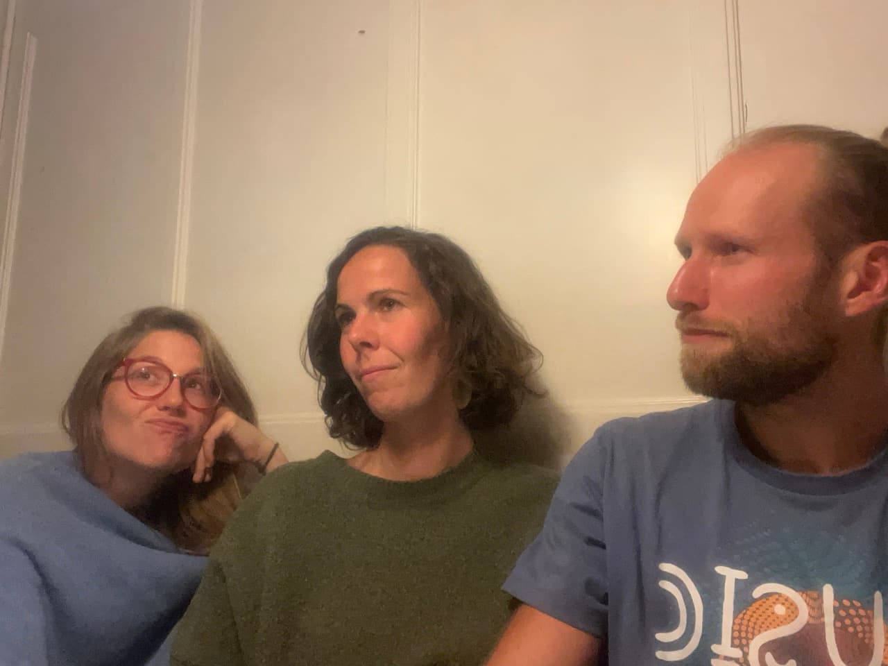 Brit, Dominique und Joseph nebeneinander an einer weissen Wand